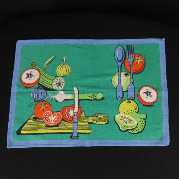 Vintage Set of 2 Cloth Vegetable Design Placemats or Napkins - Picture 1 of 14